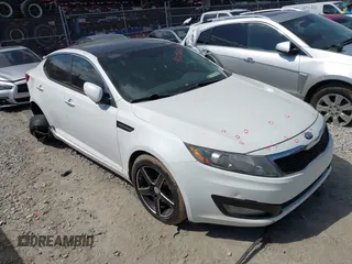2013 Kia Optima EX z VIN 5XXGN4A72DG257698, wystawiony jako IAAI lot #42056867 z przebiegiem 153 846 mil mil oraz . Historia ofert i sprzedaży dostępna na DreamBid. Obrazek 1.