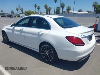 2019 Mercedes-Benz C 300 z VIN 55SWF8DB9KU309634, wystawiony jako IAAI lot #42494440 z przebiegiem 17 129 mil mil oraz . Historia ofert i sprzedaży dostępna na DreamBid. Obrazek 3.