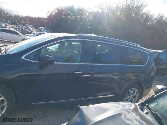 2018 Chrysler Pacifica Touring L Plus with VIN 2C4RC1EG5JR352606, listed as a IAAI auction lot 41249019 with 98,921 mi miles. Bid and sale history available at carsss.com. Image 14.