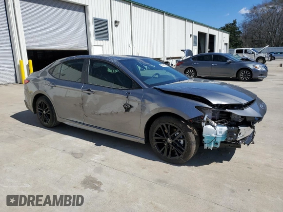 2025 Toyota Camry LE with VIN 4T1DAACK0SU580682, listed as a Copart auction lot 47941475 with 1,438 mi miles and Salvage Title. Bid and sale history available at carsss.com. Image 4.