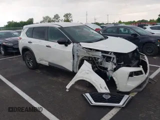 2023 Nissan Rogue S z VIN 5N1BT3AA5PC884529, wystawiony jako IAAI lot #42230132 z przebiegiem 15 679 mil mil oraz . Historia ofert i sprzedaży dostępna na DreamBid. Obrazek 1.