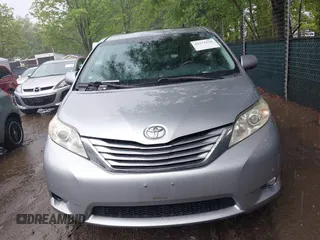2011 Toyota Sienna XLE z VIN 5TDDK3DC1BS002387, wystawiony jako IAAI lot #42373126 z przebiegiem 279 026 mil mil oraz . Historia ofert i sprzedaży dostępna na DreamBid. Obrazek 12.