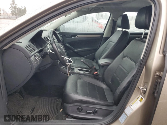 2015 Volkswagen Passat SE z VIN 1VWBV7A38FC066778, wystawiony jako Copart lot #50843015 z przebiegiem 100 790 mil mil oraz Szkoda całkowita • Salvage title. Historia ofert i sprzedaży dostępna na DreamBid. Obrazek 7.