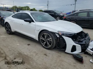 2022 Audi e-tron GT Premium Plus z VIN WAUCJBFW3N7008607, wystawiony jako Copart lot #46582463 z przebiegiem 5996 mil mil oraz . Historia ofert i sprzedaży dostępna na DreamBid. Obrazek 4.