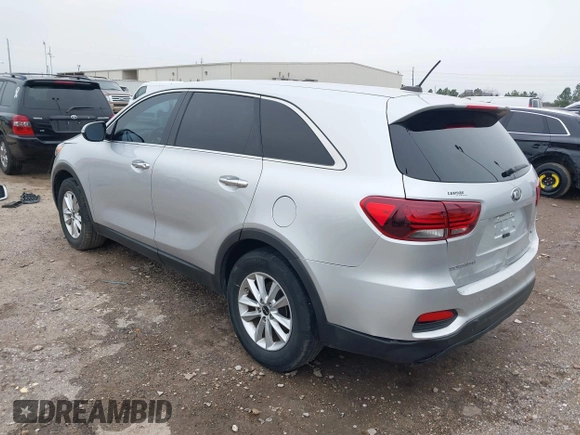 2020 Kia Sorento LX with VIN 5XYPG4A31LG698420, listed as a IAAI auction lot 41586003 with 101,458 mi miles. Bid and sale history available at carsss.com. Image 3.