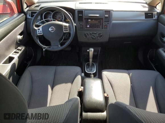2009 Nissan Versa S z VIN 3N1BC13E19L410760, wystawiony jako Copart lot #55303895 z przebiegiem 84 014 mil mil oraz Szkoda całkowita • Salvage title. Historia ofert i sprzedaży dostępna na DreamBid. Obrazek 8.