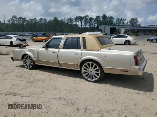 1989 Lincoln Town Car z VIN 1LNBM81F8KY816906, wystawiony jako Copart lot #51316715 z przebiegiem 361 830 mil mil oraz Szkoda całkowita • Salvage title. Historia ofert i sprzedaży dostępna na DreamBid. Obrazek 2.