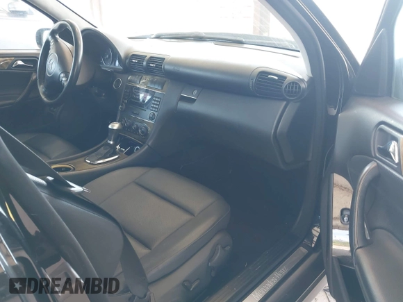 2007 Mercedes-Benz C 230 Sport z VIN WDBRF52H17F931750, wystawiony jako IAAI lot #42207507 z przebiegiem 164 202 mil mil oraz . Historia ofert i sprzedaży dostępna na DreamBid. Obrazek 5.