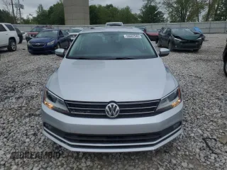 2015 Volkswagen Jetta SE z VIN 3VWD07AJ0FM252092, wystawiony jako Copart lot #56682945 z przebiegiem 104 325 mil mil oraz Czysty tytuł • Clean title. Historia ofert i sprzedaży dostępna na DreamBid. Obrazek 5.