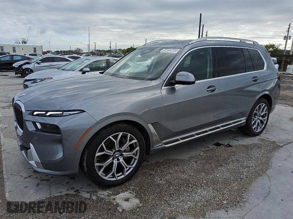 2024 BMW X7 xDrive40i z VIN 5UX23EM08R9V48892, wystawiony jako Copart lot #56059665 z przebiegiem 28 430 mil mil oraz Tytuł czysty. Historia ofert i sprzedaży dostępna na DreamBid. Obrazek 1.