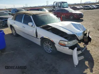 2005 Lincoln Town Car Signature Limited z VIN 1LNHM82W05Y613098, wystawiony jako Copart lot #45887385 z przebiegiem Nie podano mil oraz Szkoda całkowita • Salvage title. Historia ofert i sprzedaży dostępna na DreamBid. Obrazek 4.