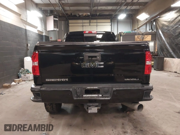 2019 GMC Sierra 2500HD Denali with VIN 1GT12SEY6KF105182, listed as a IAAI auction lot 41522040 with 47,124 mi miles. Bid and sale history available at carsss.com. Image 17.