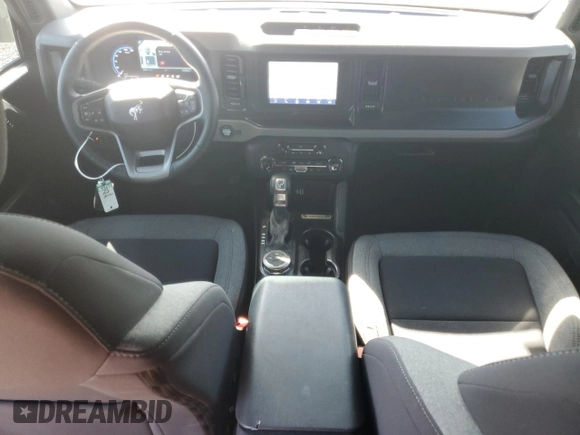 2023 Ford Bronco z VIN 1FMDE5BH9PLB49997, wystawiony jako Copart lot #53353975 z przebiegiem 17 338 mil mil oraz Szkoda całkowita • Salvage title. Historia ofert i sprzedaży dostępna na DreamBid. Obrazek 8.