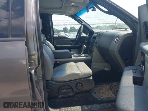 2004 Ford F-150 XLT с VIN 1FTPW14544FA13281, выставлен на аукционе IAAI как лот 42609212 с пробегом 174 385 миль миль и . История ставок и продаж доступна на DreamBid. Изображение 5.