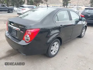 2014 Chevrolet Sonic LT z VIN 1G1JC5SB4E4153240, wystawiony jako IAAI lot #42383467 z przebiegiem 146 218 mil mil oraz . Historia ofert i sprzedaży dostępna na DreamBid. Obrazek 4.
