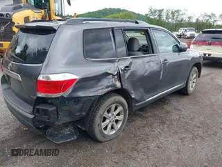 2011 Toyota Highlander z VIN 5TDBK3EH3BS085242, wystawiony jako IAAI lot #42325191 z przebiegiem 200 001 mil mil oraz . Historia ofert i sprzedaży dostępna na DreamBid. Obrazek 4.