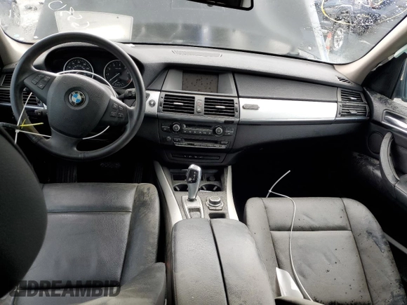 2013 BMW X5 xDrive35i z VIN 5UXZV4C5XD0G53045, wystawiony jako Copart lot #52986625 z przebiegiem 130 237 mil mil oraz Czysty tytuł • Clean title. Historia ofert i sprzedaży dostępna na DreamBid. Obrazek 8.