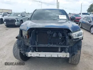 2017 Toyota Tacoma SR5 z VIN 5TFAZ5CN1HX039505, wystawiony jako IAAI lot #42175538 z przebiegiem 130 449 mil mil oraz . Historia ofert i sprzedaży dostępna na DreamBid. Obrazek 13.