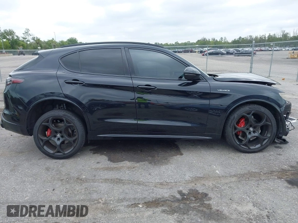 2024 Alfa Romeo Stelvio Veloce z VIN ZASPAKBN0R7D75947, wystawiony jako IAAI lot #42045255 z przebiegiem Nie podano mil oraz . Historia ofert i sprzedaży dostępna na DreamBid. Obrazek 14.