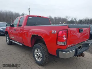 2011 GMC Sierra 2500HD SLE with VIN 1GT220CG8BZ134636, listed as a IAAI auction lot 41726133 with 147,118 mi miles. Bid and sale history available at carsss.com. Image 3.