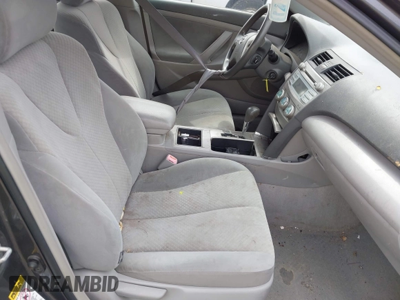 2007 Toyota Camry CE z VIN 4T1BE46K87U111100, wystawiony jako IAAI lot #42465375 z przebiegiem 162 703 mil mil oraz . Historia ofert i sprzedaży dostępna na DreamBid. Obrazek 5.