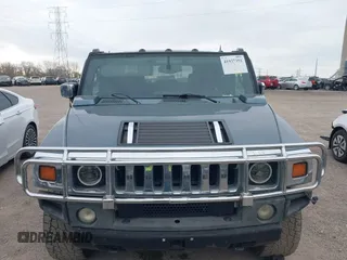 2005 Hummer H2 SUV z VIN 5GRGN23U95H100888, wystawiony jako IAAI lot #41937351 z przebiegiem 202 969 mil mil oraz . Historia ofert i sprzedaży dostępna na DreamBid. Obrazek 6.
