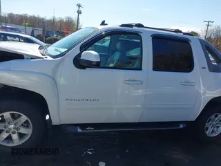 2011 Chevrolet Avalanche LT z VIN 3GNTKFE39BG180128, wystawiony jako IAAI lot #41887676 z przebiegiem 183 098 mil mil oraz . Historia ofert i sprzedaży dostępna na DreamBid. Obrazek 14.