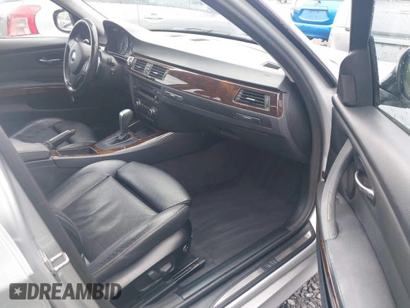 2011 BMW 3 Series 328i xDrive z VIN WBAPK5G50BNN26400, wystawiony jako IAAI lot #41885509 z przebiegiem 190 962 mil mil oraz . Historia ofert i sprzedaży dostępna na DreamBid. Obrazek 5.