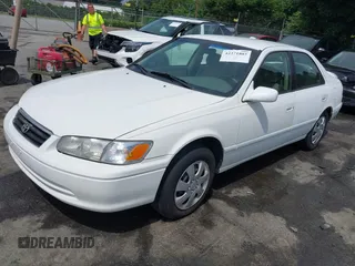 2001 Toyota Camry CE z VIN 4T1BG22KX1U767696, wystawiony jako IAAI lot #42271803 z przebiegiem 130 927 mil mil oraz . Historia ofert i sprzedaży dostępna na DreamBid. Obrazek 17.