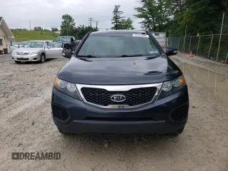 2012 Kia Sorento LX z VIN 5XYKTDA6XCG231139, wystawiony jako Copart lot #60020885 z przebiegiem 228 037 mil mil oraz Czysty tytuł • Clean title. Historia ofert i sprzedaży dostępna na DreamBid. Obrazek 5.