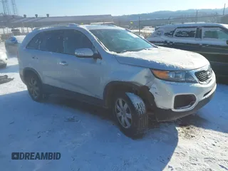 2013 Kia Sorento LX z VIN 5XYKTDA20DG385289, wystawiony jako IAAI lot #41370458 z przebiegiem 107 216 mil mil oraz . Historia ofert i sprzedaży dostępna na DreamBid. Obrazek 1.
