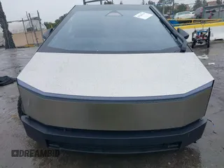 2025 Tesla Cybertruck с VIN 7G2CEHED8SA059806, выставлен на аукционе IAAI как лот 41706116 с пробегом 212 миль миль и . История ставок и продаж доступна на DreamBid. Изображение 12.