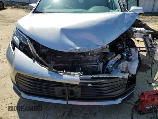 2021 Toyota Sienna LE z VIN 5TDKRKEC3MS023188, wystawiony jako Copart lot #51326975 z przebiegiem Nie podano mil oraz Szkody całkowita. Historia ofert i sprzedaży dostępna na DreamBid. Obrazek 13.