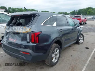 2023 Kia Sorento LX z VIN 5XYRGDLC9PG202887, wystawiony jako IAAI lot #42374773 z przebiegiem 46 953 mil mil oraz . Historia ofert i sprzedaży dostępna na DreamBid. Obrazek 4.