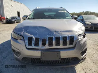 2019 Jeep Cherokee Latitude Plus z VIN 1C4PJLLN8KD222057, wystawiony jako Copart lot #48521785 z przebiegiem 89 817 mil mil oraz Nie do naprawy. Historia ofert i sprzedaży dostępna na DreamBid. Obrazek 5.