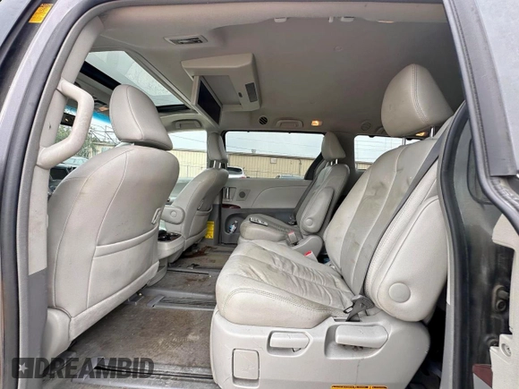 2013 Toyota Sienna XLE z VIN 5TDDK3DC1DS062365, wystawiony jako Copart lot #61709045 z przebiegiem 252 932 mil mil oraz Czysty tytuł • Clean title. Historia ofert i sprzedaży dostępna na DreamBid. Obrazek 6.