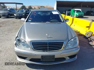 2006 Mercedes-Benz S 500 z VIN WDBNG75J56A469310, wystawiony jako IAAI lot #42454878 z przebiegiem 79 395 mil mil oraz . Historia ofert i sprzedaży dostępna na DreamBid. Obrazek 12.