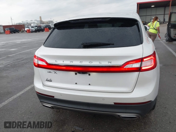 2016 Lincoln MKX Select z VIN 2LMPJ6KR1GBL37294, wystawiony jako IAAI lot #42422681 z przebiegiem 103 505 mil mil oraz . Historia ofert i sprzedaży dostępna na DreamBid. Obrazek 17.