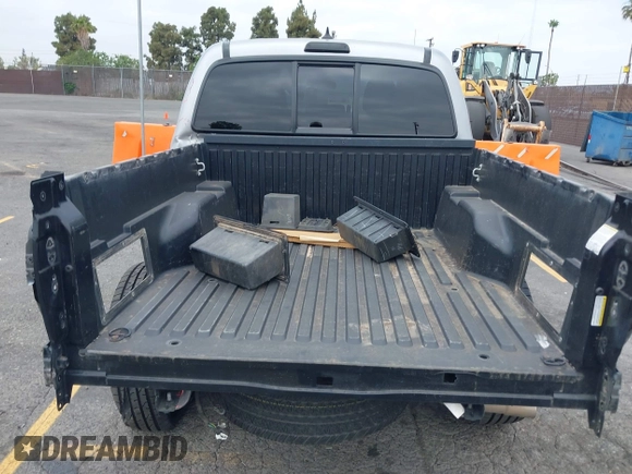2014 Toyota Tacoma PreRunner z VIN 3TMJU4GNXEM164121, wystawiony jako IAAI lot #42568581 z przebiegiem 201 316 mil mil oraz . Historia ofert i sprzedaży dostępna na DreamBid. Obrazek 16.