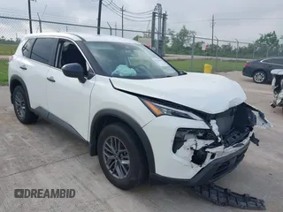 2024 Nissan Rogue S z VIN 5N1BT3AA5RC726064, wystawiony jako IAAI lot #42114661 z przebiegiem 4 306 mil mil oraz . Historia ofert i sprzedaży dostępna na DreamBid. Obrazek 1.