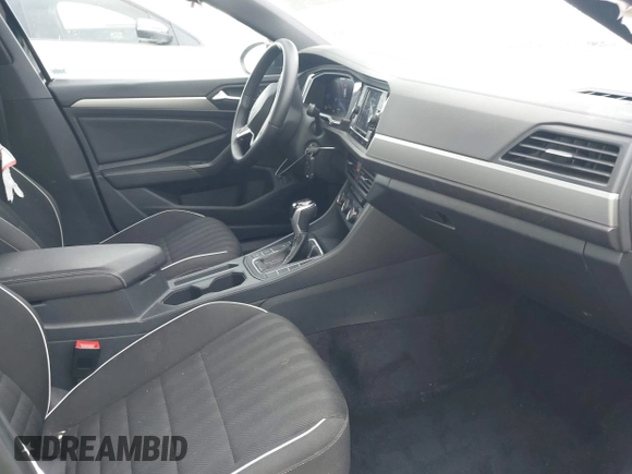 2024 Volkswagen Jetta Sport z VIN 3VWBM7BU0RM050426, wystawiony jako IAAI lot #42213683 z przebiegiem 29 940 mil mil oraz . Historia ofert i sprzedaży dostępna na DreamBid. Obrazek 5.