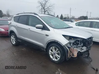 2018 Ford Escape SE z VIN 1FMCU9GD1JUA77366, wystawiony jako IAAI lot #41693780 z przebiegiem 75 143 mil mil oraz . Historia ofert i sprzedaży dostępna na DreamBid. Obrazek 1.