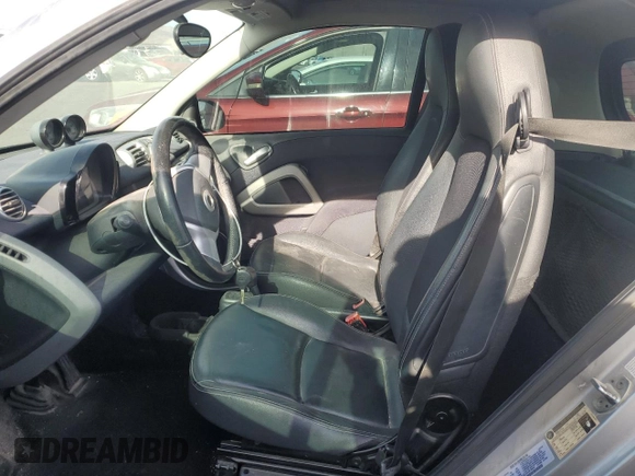 2013 Smart fortwo Passion z VIN WMEEJ9AAXDK673212, wystawiony jako Copart lot #83063024 z przebiegiem 13 000 mil mil oraz Szkody całkowita. Historia ofert i sprzedaży dostępna na DreamBid. Obrazek 7.