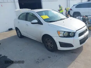 2015 Chevrolet Sonic LT z VIN 1G1JC5SH5F4204881, wystawiony jako IAAI lot #42082615 z przebiegiem 177 891 mil mil oraz . Historia ofert i sprzedaży dostępna na DreamBid. Obrazek 1.