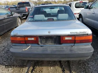 1990 Toyota Camry DLX z VIN 4T1SV21E8LU165609, wystawiony jako Copart lot #79314534 z przebiegiem 153 006 mil mil oraz Szkoda całkowita • Salvage title. Historia ofert i sprzedaży dostępna na DreamBid. Obrazek 6.