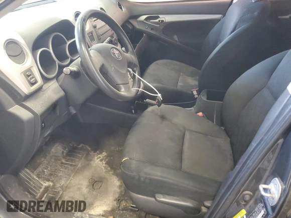 2010 Toyota Matrix z VIN 2T1KU4EE6AC334579, wystawiony jako Copart lot #56754045 z przebiegiem 158 433 mil mil oraz Czysty tytuł • Clean title. Historia ofert i sprzedaży dostępna na DreamBid. Obrazek 7.