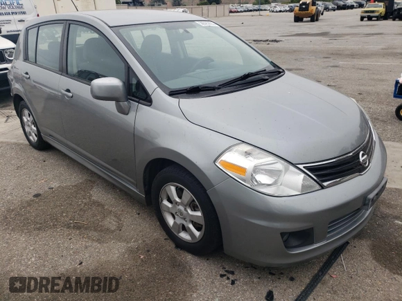 2010 Nissan Versa S z VIN 3N1BC1CPXAL467982, wystawiony jako Copart lot #58525655 z przebiegiem 139 088 mil mil oraz Szkoda całkowita • Salvage title. Historia ofert i sprzedaży dostępna na DreamBid. Obrazek 4.