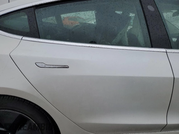 2020 Tesla Model 3 Standard Range Plus z VIN 5YJ3E1EA0LF710043, wystawiony jako Copart lot #51627855 z przebiegiem Nie podano mil oraz Szkoda całkowita • Salvage title. Historia ofert i sprzedaży dostępna na DreamBid. Obrazek 10.