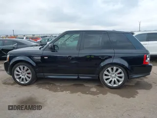 2012 Land Rover Range Rover Sport HSE Lux z VIN SALSK2D41CA718983, wystawiony jako IAAI lot #41172671 z przebiegiem 182 086 mil mil oraz . Historia ofert i sprzedaży dostępna na DreamBid. Obrazek 13.