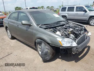 2005 Toyota Avalon XL z VIN 4T1BK36B35U048634, wystawiony jako IAAI lot #42460375 z przebiegiem 148 621 mil mil oraz . Historia ofert i sprzedaży dostępna na DreamBid. Obrazek 1.